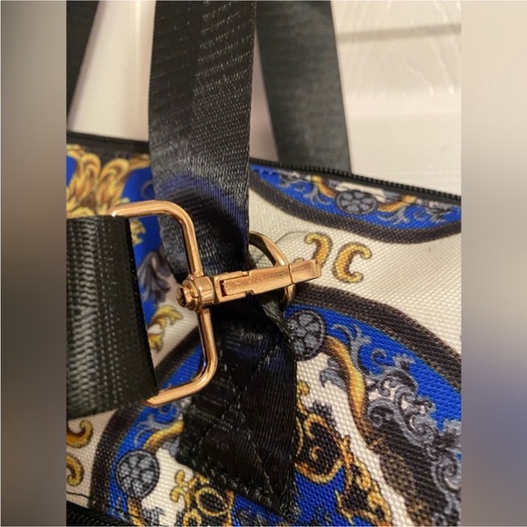 Alice + Olivia Duffel Bag Travel Shoulder Bag in the "Regal Romance" pattern New - Picture 7 of 12